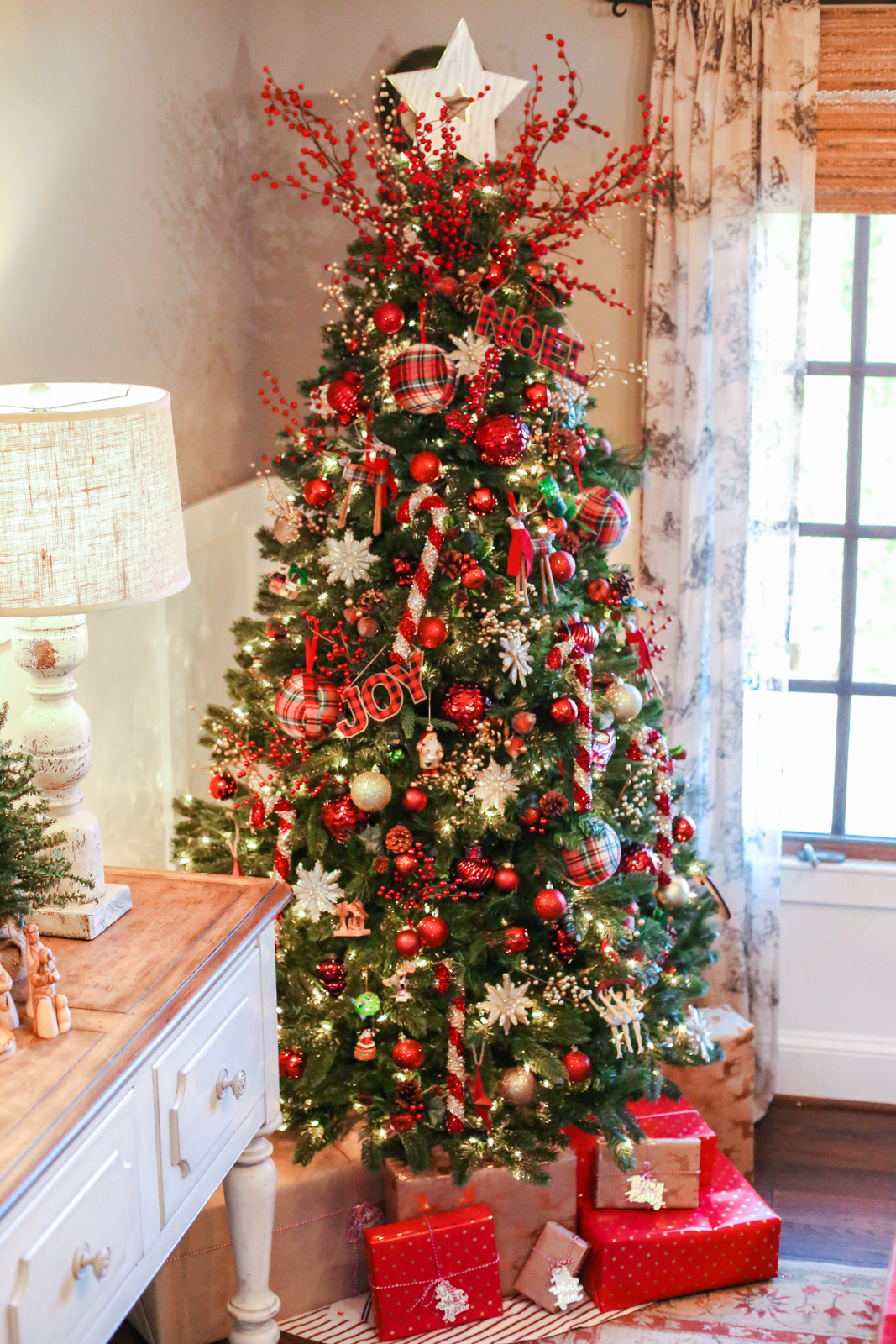 Christmas Home Tour from Cristin Cooper of The Southern Style Guide, Christmas Decor, Christmas Decorations, Holiday Home Tour